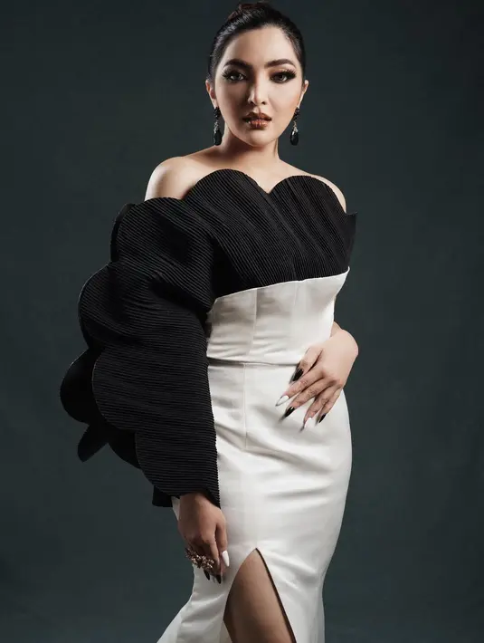 Penampilan luar biasa lainnya dari Ashanty mengenakan dress hitam-putih dengan desain yang edgy. [Foto: Instagram/ashanty_ash]