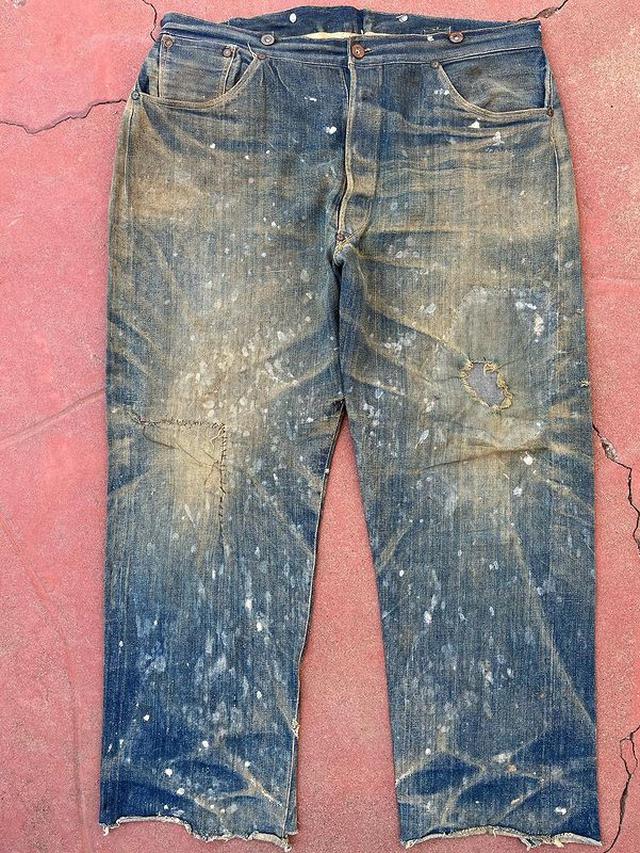Celana Jeans Rasis Terjual Rp2,3 Miliar dalam Pelelangan