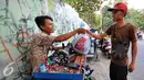 Meski tidak banyak, namun setiap harinya ada saja warga yang datang untuk memperbaiki pakaian, seperti memotong celana, mengecilkan baju, atau hanya sekedar mengganti resleting, Jakarta, Senin (6/7/2015). (Liputan6.com/Yoppy Renato)