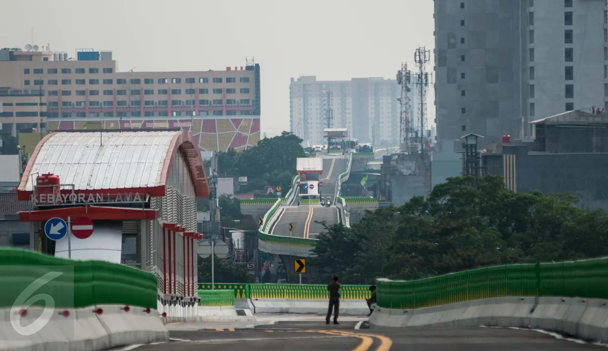 Suasana jalur bus transjakarta Koridor 13 (Ciledug-Tendean) di Halte Siskoal, Jakarta, Senin (15/5). Uji coba dilakukan untuk melihat kesiapan jalur dan menyelesaikan problem yang ditemukan di lapangan. (Liputan6.com/Gempur M Surya)