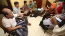 Sejumlah calon jemaah mendatangi rumah pemilik biro penyelenggara umrah PT Assyifa Mandiri Wisata, Ali Zainal Abidin, di Pondok Bambu, Jakarta, Kamis (7/9). Mereka meminta kejelasan uang yang telah diserahkan sejak 2016. (Liputan6.com/Immanuel Antonius)