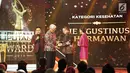 Perwakilan dari Dokter Lie Agustinus Dharmawan menerima penghargaan kategori kesehatan dari Pakar manajemen perubahan Rhenald Kasalidalam ajang Liputan6 Awards d di Jakarta, Sabtu (25/5/2019). (Liputan6.com/Immanuel Antonius)