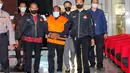 Bupati nonaktif Mamberamo Tengah Ricky Ham Pagawak, berjalan menuju mobil tahanan usai menjalani pemeriksaan di Gedung Merah Putih KPK, Jakarta, Senin (20/2/2023). Ricky Ham Pagawak diduga menerima suap sebesar Rp 24,5 miliar dari tiga tersangka lainnya. (Liputan6.com/Angga Yuniar)