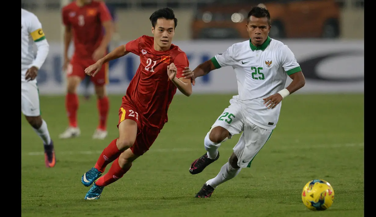 Pada semifinal leg kedua, Indonesia bermain imbang 2-2 melawan Vietnam. lewat gol bunuh diri Tran Dinh Dong dan gol penyeimbang Manahati Lestusen di ujung babak kedua yang memastikan Indonesia lolos ke final Piala AFF 2016. (AFP/Hoang Dinh Nam)