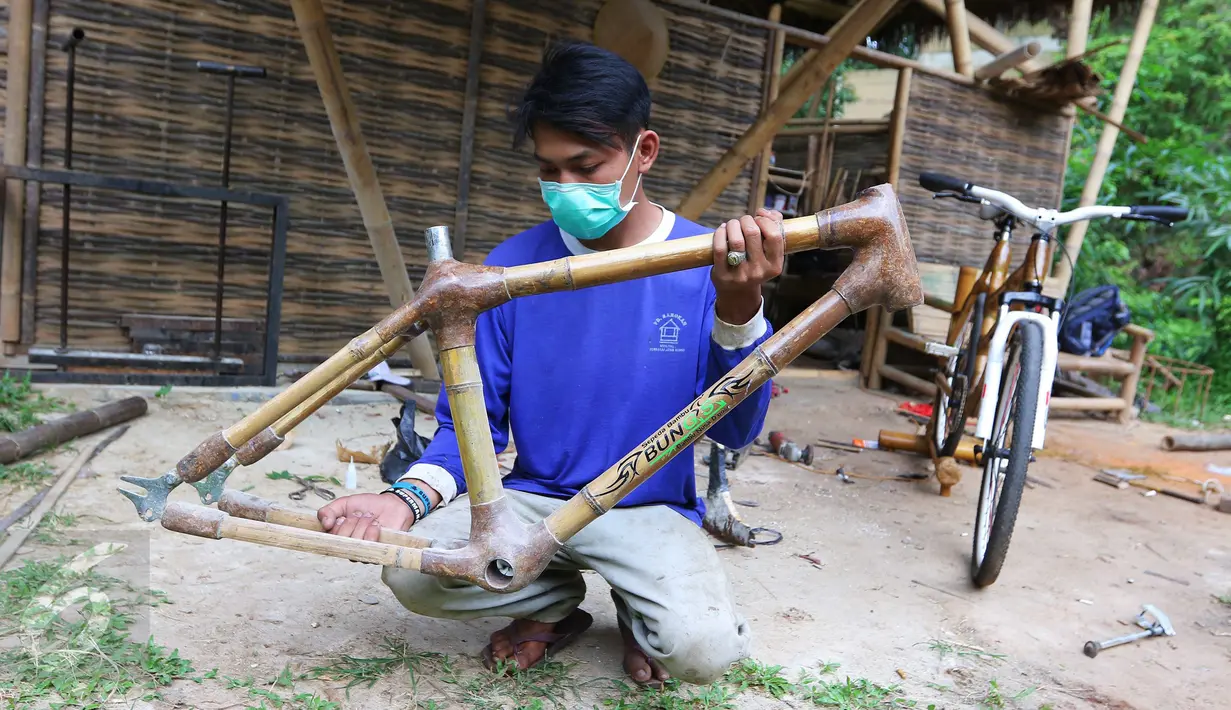 Pekerja tengah menyelesaikan rangka sepeda dari bahan baku bambu di Akademi Bambu Nusantara (ABN) di BSD, Tangerang Selatan, Selasa (06/9). Sepeda karya anak bangsa ini telah diekspor ke sejumlah negara di Asia dan Eropa. (Liputan6.com/Angga Yuniar)
