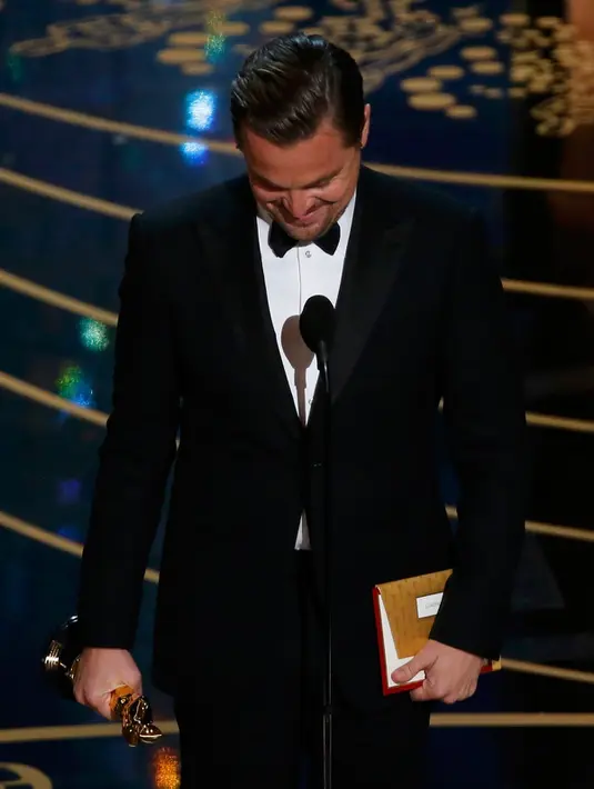 Senyum semringah Leonardo DiCaprio saat menyapa penonton saat meraih piala oscar untuk film "The Revenant" di 88 Academy Awards di Hollywood, California (28/2/2016). (REUTERS/Mario Anzuoni)