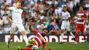 Striker Real Madrid, Gareth Bale, melepas tendangan saat melawan Granada pada laga La Liga Spanyol di Stadion Santiago Bernabeu, Madrid, Sabtu (5/10). Madrid menang 4-2 atas Granada. (AFP/Pierre-Philippe Marcou)