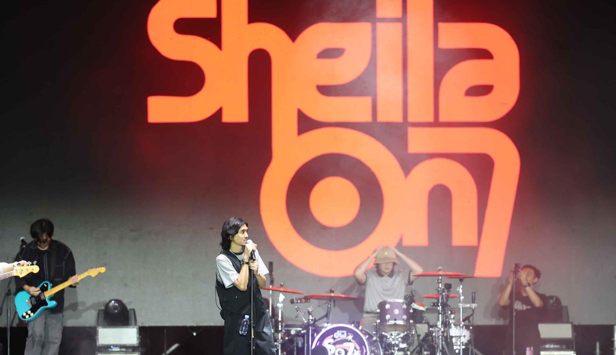 Kehadiran Duta, Eros, dan Adam langsung disambut riuh oleh ribuan penonton yang sudah memadati area panggung sejak sore hari. Tampak dalam foto, grup band legendaris asal Yogyakarta, Sheila On 7 saat tampil pada hari kedua gelaran KapanLagi Buka Bareng (KLBB) Festival 2026 di Stadion Madya, Kompleks Gelora Bung Karno, Senayan, Jakarta, Minggu 1 Maret 2026. (Kapanlagi.com/Budy Santoso)