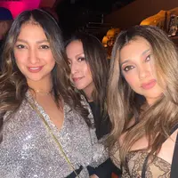 Walaupun sudah berumur 41 tahun, akan tetapi Rahma Azhari tetap terlihat cantik menawan. (Foto: Instagram/sazarita)