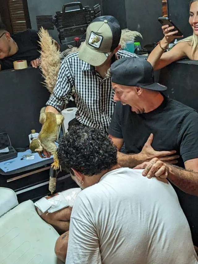 Pria Ini Latih Seekor Monyet untuk Buat Tato, Tuai Pro dan Kontra