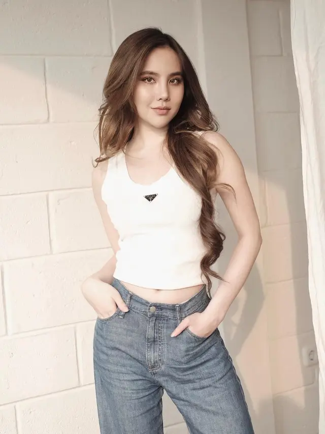 Pamer Perut Langsing, 7 Potret  Agatha Chelsea dengan Busana Stylish