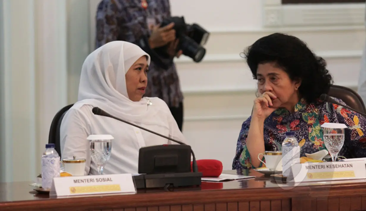 Mensos Khofifah Indar Parawansa (kiri) berbincang dengan Menkes Nila Farid Moeloek disela Sidang Kabinet Paripurna di Kantor Presiden, Jakarta, Rabu (4/3/2015). Sidang membahas sejumlah permasalahan nasional. (Liputan6.com/Faizal Fanani)
