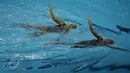 Tim renang indah Indonesia melakukan Duet Technical and Free Routine SEA Games 2015 di OCBC Aquatic, National Stadium Singapura, Kamis (6/4). Tim renang Indah Indonesia kembali meraih medali perunggu dengan poin 139.0880. (Liputan6.com/Helmi Fithriansyah)