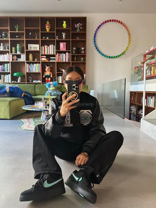 Di foto ini, Peggy Gou tampil dengan outfit serba hitam. Pilihan outfit Peggy Gou adalah biker jacket hitam dengan banyak emblem, dipadu celana jeans hitam, sneakers, dan sunglasses yang keren. [Foto: Instagram/peggygou_]