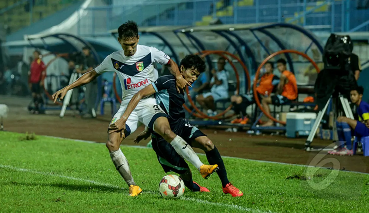 Pertandingan antara Persela Lamongan kontra Mitra Kukar di Laga SCM Cup 2015 berlangsung sengit. Kedua tim harus puas dengan skor kacamata, Stadion Kanjuruhan, Malang, Kamis (22/1/2015). (Liputan6.com/Faizal Fanani)