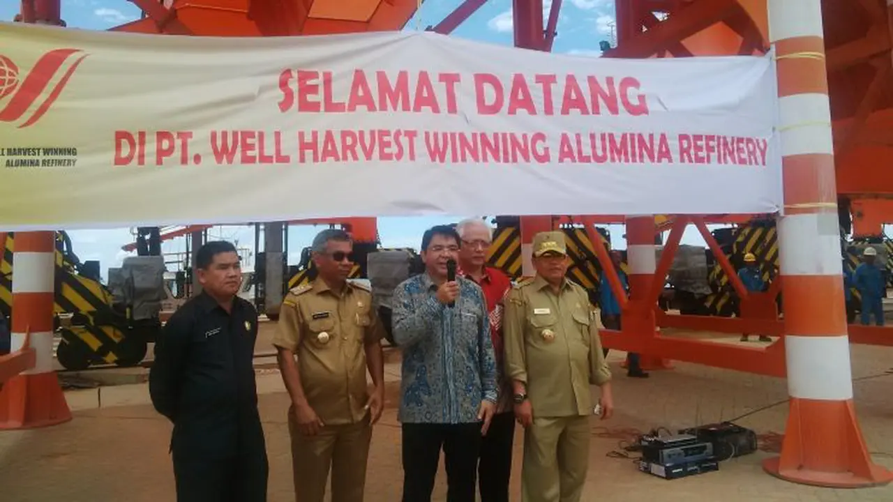 Kepala BKPM Franky Sibarani mengunjungi pabrik alumina PT Well Harvest Winning Alumina Refinery.