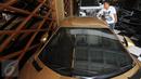 Petugas membersihkan mobil Lamborghini Aventador LP 700-4 tahun 2013 di Auto One Cars Boutique, Jakarta, Senin (5/10/2015). Mobil sport mewah tersebut akan dilelang DJKN Kemenkeu dengan nilai limit Rp 8,26 miliar. (Liputan6.com/Immanuel Antonius)