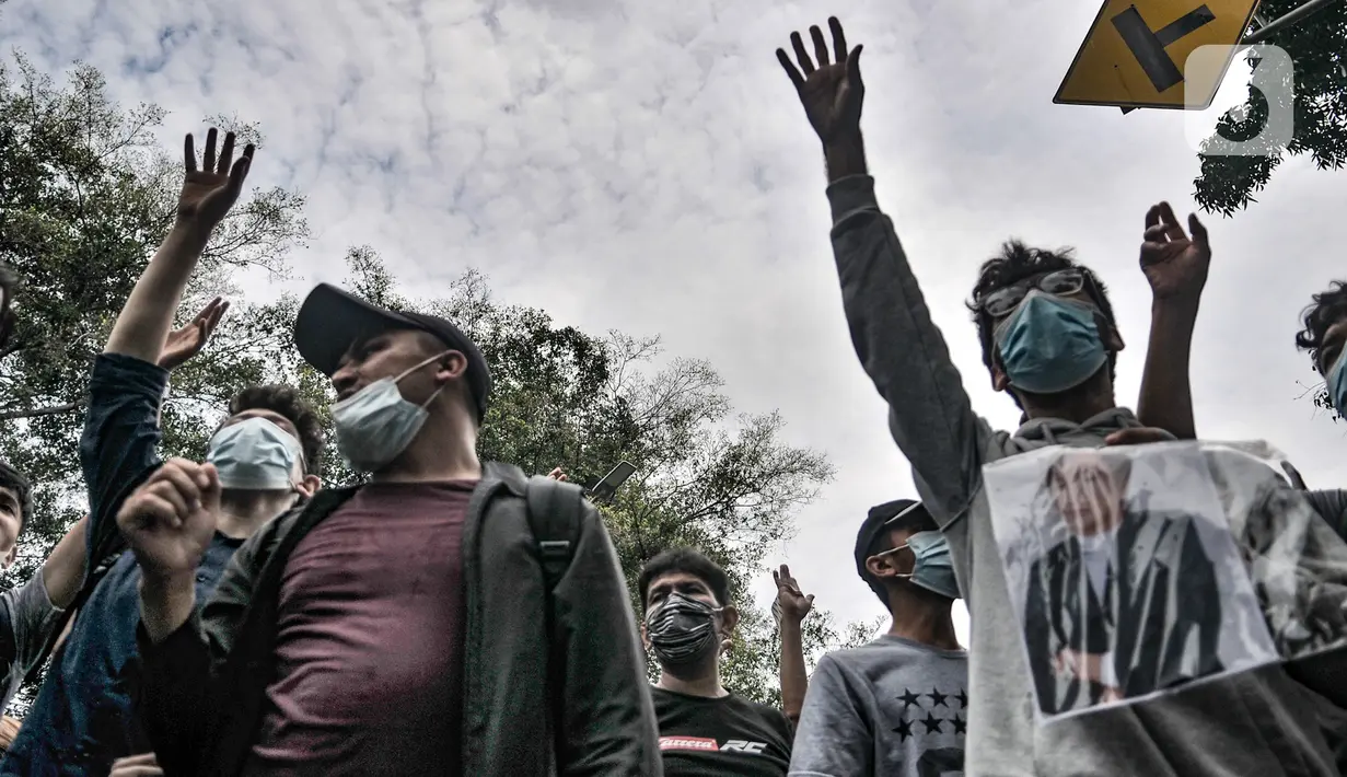 Pencari suaka menggelar unjuk rasa di depan kantor UNHCR, Jakarta, Senin (14/12/2020). Mereka meminta agar proses perpindahan ke negara tujuan dipercepat setelah adanya tiga orang pengungsi yang bunuh diri dalam dua minggu terakhir karena depresi. (merdeka.com/Iqbal Nugroho)
