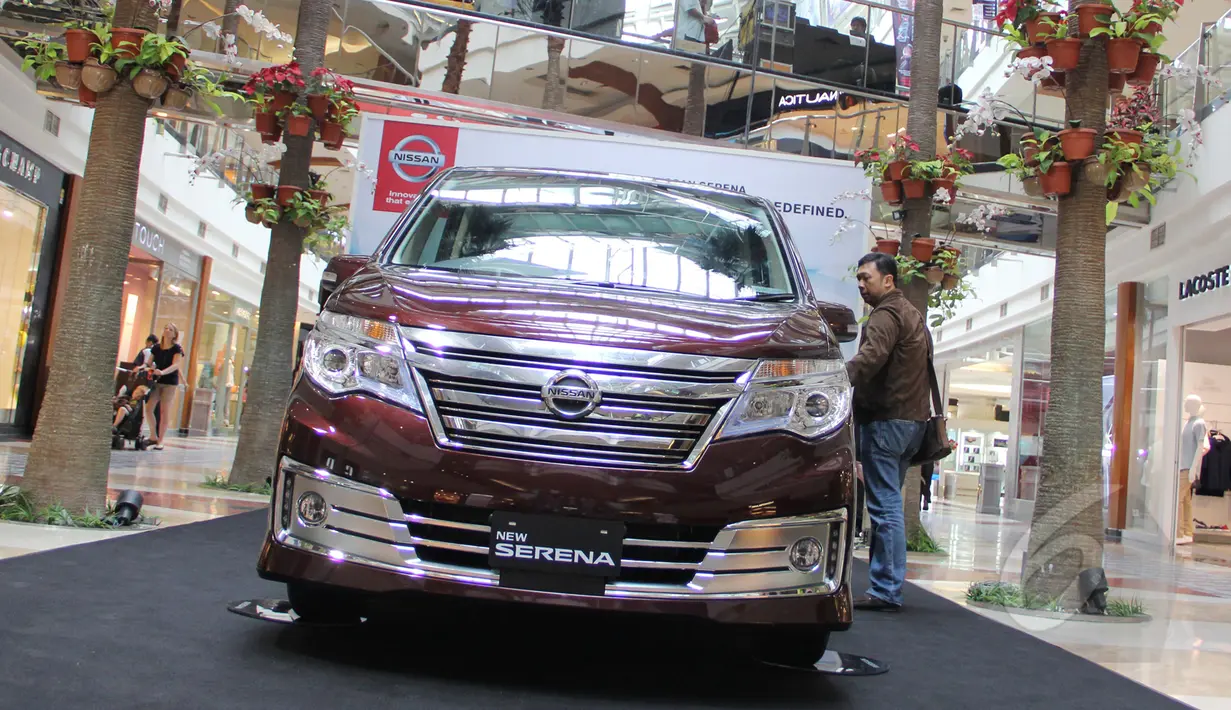 Seorang pengunjung melihat mobil New Nissan Serena 2015 saat dipamerkan di kawasan Pondok Indah, Jakarta, Jumat (13/3/2015). (Liputan6.com/Helmi Afandi)