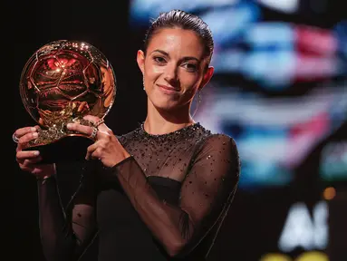 Pemain Timnas Spanyol, Aitana Bonmati meraih penghargaan Ballon d'Or Feminin 2023 pada acara malam penganugerahan di Theatre du Chatelet, Paris, Prancis, Senin (30/10/2023) waktu setempat. (AFP/Franck Fife)