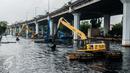Eskavator amphibi dioperasikan untuk mengeruk lumpur yang mengendap di Kali Ancol, Jakarta, Rabu (11/1). (Liputan6.com/Gempur M Surya)