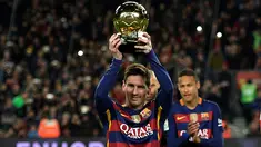 Lionel Messi memamerkan trofi FIFA Ballon d'Or sebelum pertandingan La Liga melawan Athletic Bilbao di Stadion Camp Nou, Barcelona, Minggu (17/1/2016). (AFP/Lluis Gene)