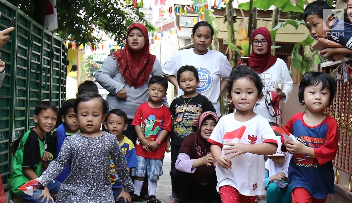 Anak Ayu Ting Ting, Bilqis Khumaira Rozak berlari membawa bendera saat mengikuti lomba memindahkan bendera di kawasan Depok, Jawa Barat, Kamis (17/8). Lomba tersebut digelar untuk menyambut HUT ke-72 Kemerdekaan RI. (Liputan6.com/Herman Zakharia)