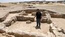 Shahar Tzur dari otoritas barang antik Israel menunjuk pada reruntuhan salah satu masjid kuno yang baru ditemukan di kota Rahat, gurun Negev pada 18 Juli 2019. Para peneliti meyakini jemaah yang beribadah di masjid tersebut amat mungkin para petani setempat. (MENAHEM KAHANA/AFP)