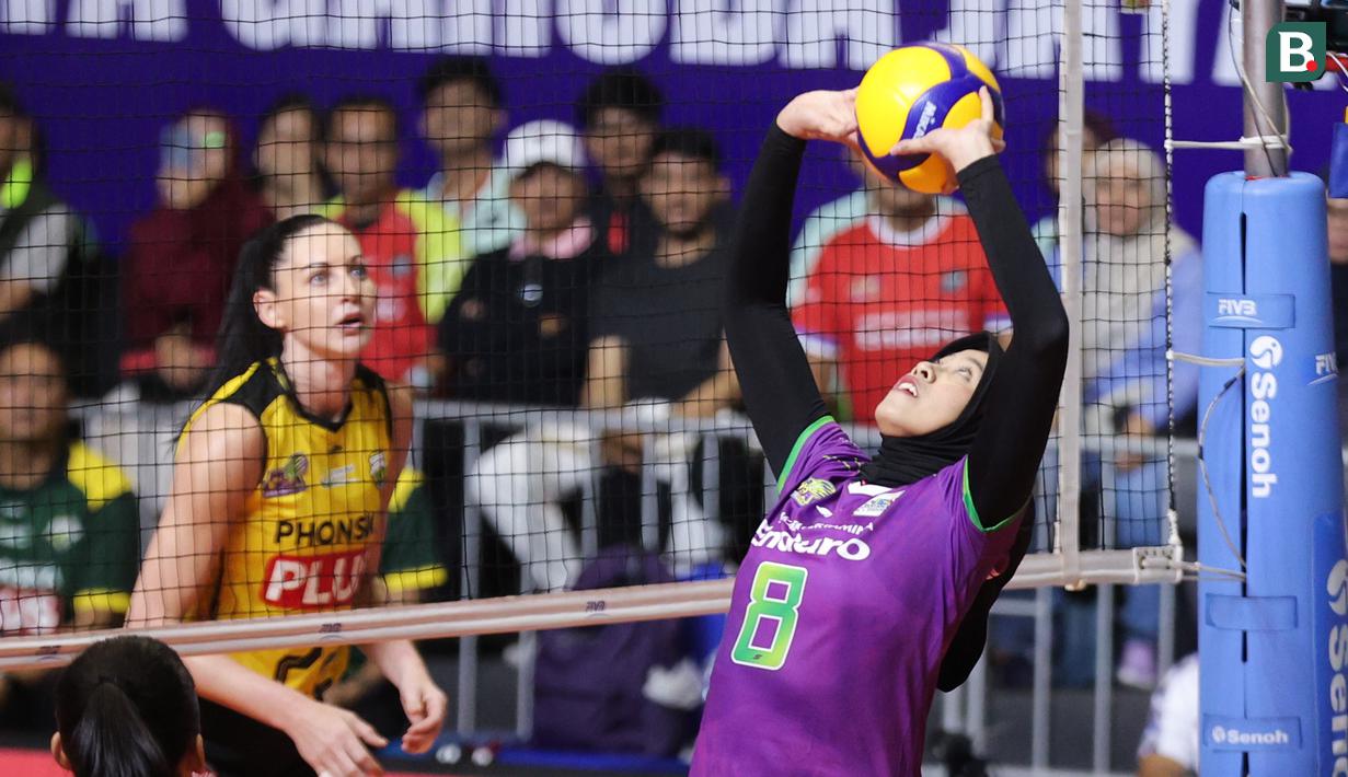 Bintang Jakarta Pertamina Enduro, Megawati Hangestri mencoba memberikan bola ke rekan satu timnya saat berhadapan dengan Gresik Phonska Plus pada laga seri lima putaran kedua di GOR Candradimuka Padepokan Voli Jenderal Polisi Kunarto, Sentul Bogor, Minggu (22/2/2026) malam WIB. (Bola.com/Abdul Aziz)
