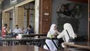 Pengunjung duduk di sebuah restoran di Bireuen, Aceh, Rabu (5/9). Pemerintah Kabupaten Bireuen mengharamkan perempuan dan lelaki yang nonmuhrim minum kopi semeja di restoran, kafe, bahkan di warung kopi biasa. (AFP PHOTO/AMANDA JUFRIAN)