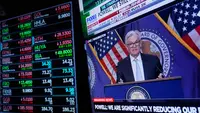 Pedagang bekerja di New York Stock Exchange saat Ketua Federal Reserve Jerome Powell berbicara setelah mengumumkan kenaikan suku bunga di New York, Amerika Serikat, 2 November 2022. (AP Photo/Seth Wenig)