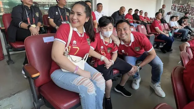 Gaya Nagita Slavina dan Aurel Hermansyah Kenakan Jersey Timnas, credit:  (@raffinagita1717)