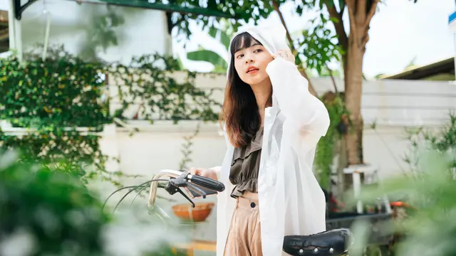 Liontin Berlian untuk Maksimalkan Hoodie Look