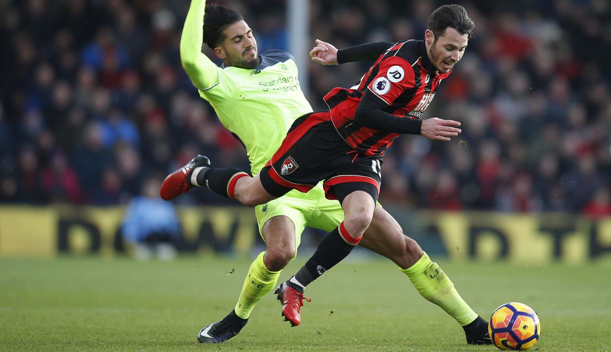 Pemain AFC Bournemouth, Adam Smith (kanan) menghindar dari hadangan pemain Liverpool, Emre Can pada laga Premier League di Vitality Stadium, (04/12/2016). AFC Bournemouth menang 4-3.  (Action Images/Reuters/Paul Childs)