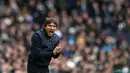 Antonio Conte merupakan salah satu pelatih ternama yang tersedia saat ini. Juru taktik asal Italia ini belum lagi mendapat pekerjaan setelah berpisah dengan Tottenham pada Maret 2023 lalu. Conte berhasil membawa Juventus, Inter Milan dan Chelsea meraih juara liga. Dia juga mengantarkan timnas Italia ke perempat final Euro 2016. (AFP/Justin Tallis)