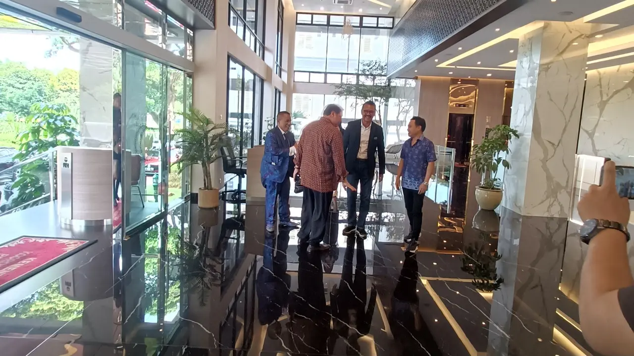 Pengacara kondang Hotman Paris Hutapea mendatangi kantor Kementerian Koordinator Bidang Perekonomian di kawasan Lapangan Banteng, Jakarta Pusat, Senin (22/1).
