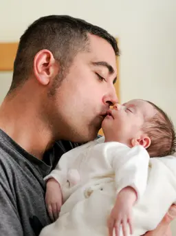 Cara praktis bagi ayah untuk membantu bayi tidur lebih lama dan tenang. (Foto: javi indy/Freepik)