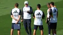 <p>Pelatih Real Madrid asal Italia Carlo Ancelotti (kedua kanan) berbincang dengan stafnya saat sesi latihan menjelang pekan ke-9 La Liga 2023/2024, di Valdebebas Sport City di Madrid pada 6 Oktober 2023. (PIERRE-PHILIPPE MARCOU / AFP)</p>