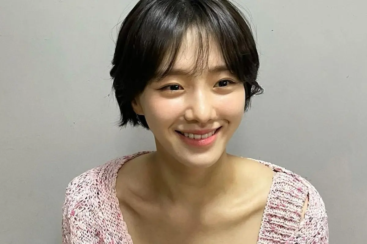 Inspirasi potongan rambut ala aktris Park Gyu Young (dok. Instagram @lavieenbluu/https://www.instagram.com/p/CNe1qAqh8sC/)</p>