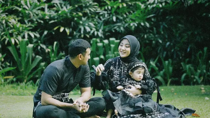 6 Gaya Pemotretan Keluarga Good Looking Ali Syakieb-Margin Wieheerm, Kompak Serba Hitam