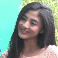 Margin Wieheerm disebut mirip Dewi Perssik oleh orang-orang. Dewi pun memang merasa mirip. Menurutnya, Margin terlihat seperti dirinya waktu kecil. 