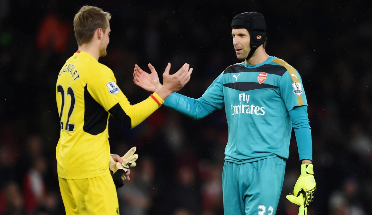 Kiper Liverpool, Simon Mignolet (kiri), dan kiper Arsenal, Petr Cech, sama-sama tangguh menjaga gawangnya. (Action Images via Reuters/Tony O'Brien)