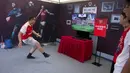Fans Arsenal mencoba sebuah pertandingan sepak bola virtual reality di Beijing, Jumat, (21/7/2017). Arsenal dan Chelsea akan bertanding dalam laga persahabatan. (AP/Ng Han Guan)