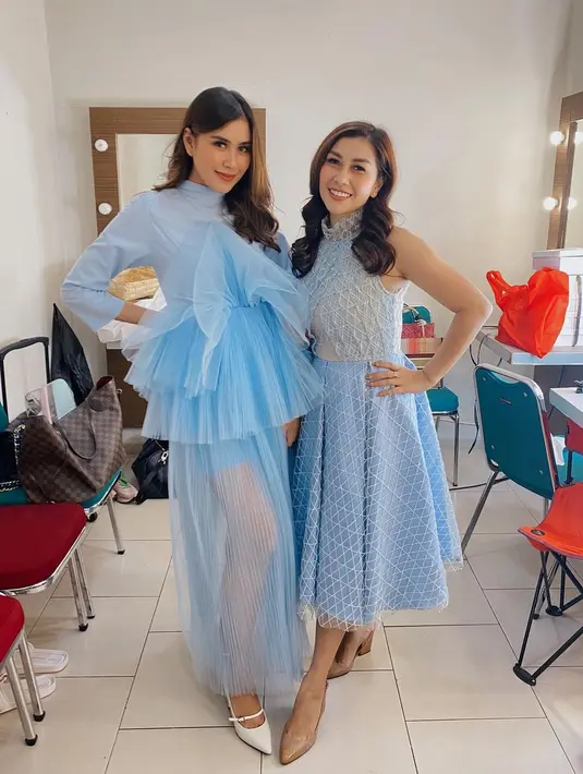 Kerap syuting bareng, Syahnaz dan Nisya tampil cantik kenakan dress berwarna baby blue. [Foto: IG/nissyaa].