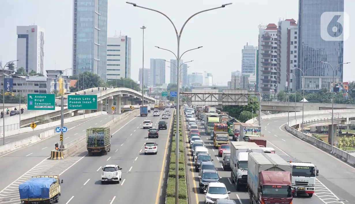 Kendaraan melintasi ruas jalan tol di Jakarta, Kamis (9/7/2020). Menteri Lingkungan Hidup dan Kehutanan, Siti Nurbaya, mengungkapkan pemerintah berencana menarik cukai emisi kendaraan bermotor. (Liputan6.com/Immanuel Antonius)