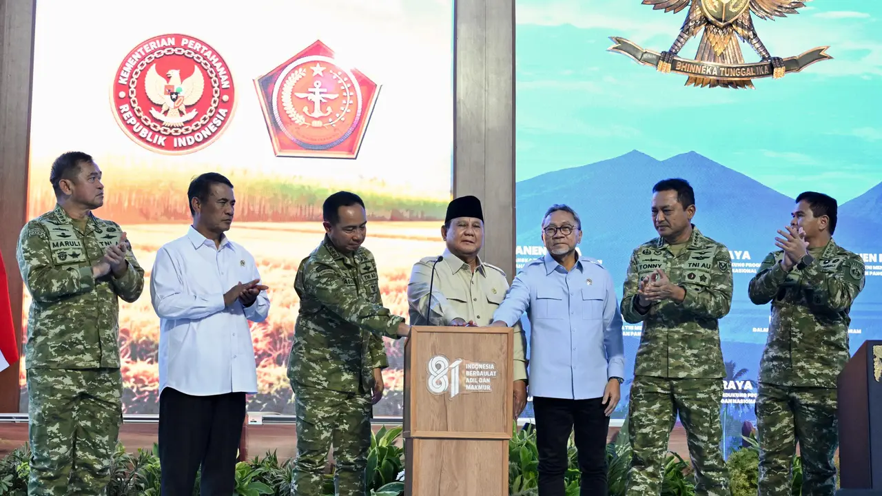 Presiden Prabowo Subianto (empat dari kanan) saat memimpin Panen Raya TNI di Lanud Abdulrachman Saleh, Kabupaten Malang, Jawa Timur, Jumat (17/7/2026) (Biro Pers)