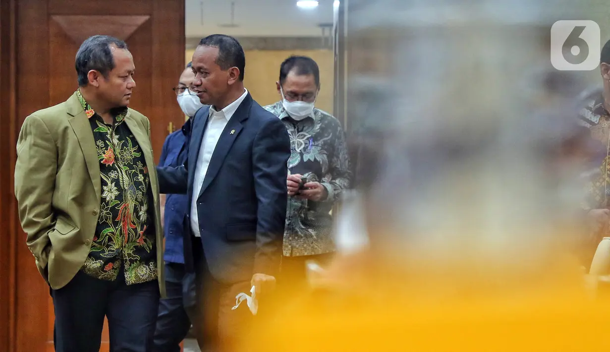 Menteri Investasi/Kepala Badan Koordinasi Penanaman Modal (BKPM) Bahlil Lahadalia berbincang dengan Wakil Ketua Komisi VI Sarmuji (kiri) saat rapat kerja dengan Komisi VI DPR di Jakarta, Rabu (14/12/2022). Rapat tersebut membahas kinerja Kementerian Investasi/BKPM dan target investasi sampai Desember 2022. (Liputan6.com/Angga Yuniar)