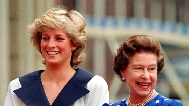 Kekompakan diperlihatkan Putri Diana dan Ratu Elizabeth II. Keduanya tersenyum kepada para simpatisan di luar Clarence House di London. (AP: Photo/Martin Cleaver, File)