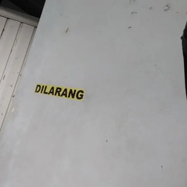 6 Tulisan Peringatan Tidak Selesai Ini Bikin Penasaran, Jadi Menebak Sendiri