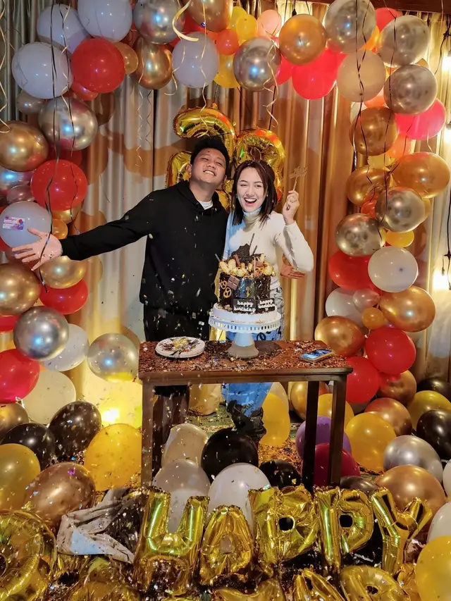 6 Potret Kejutan Romantis Denny Caknan di Ultah Happy Asmara ke-23, Meriah